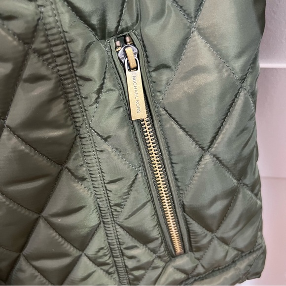 Michael Kors Quilted Ladies jacket with Sherpa lined collar and gold details - Picture 4 of 6
